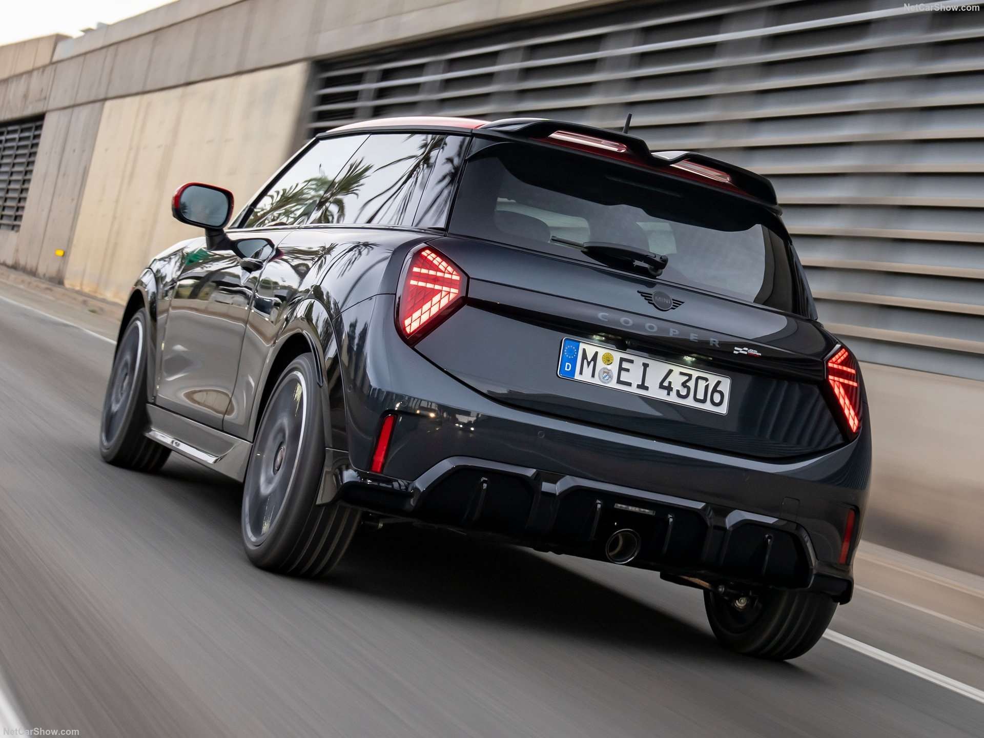 MINI John Cooper Works‏ - J01 JCW מבט מהצד